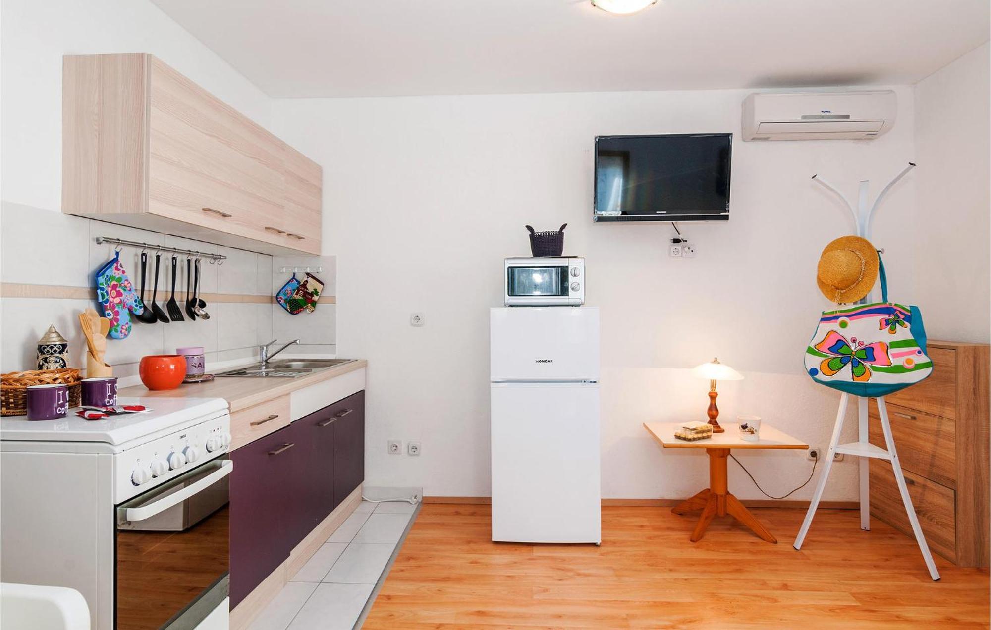Nice Apartment In Vinjerac With Kitchen Eksteriør billede
